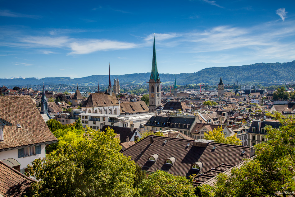 Zürich Altstadt mit Kirchentürmen und Alpensicht an sonnigem Sommertag, Schweiz – Jan Geerk Fotograf Basel