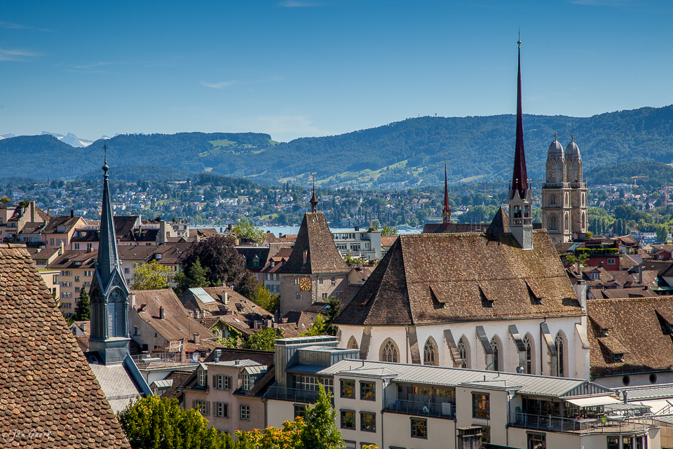 Zürich Altstadt mit Kirchtürmen, Seen und Alpenpanorama im Sommer, Schweiz – Jan Geerk Fotograf Basel