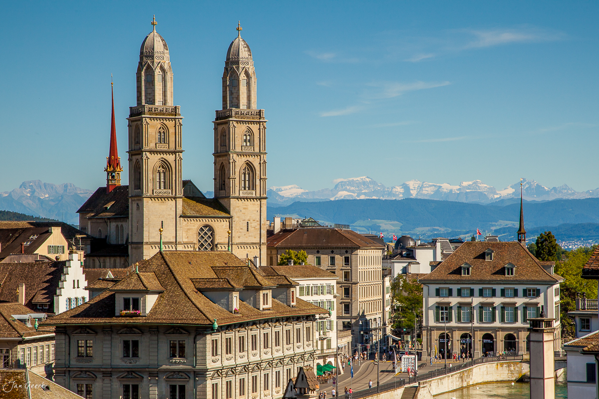 Grossmünster Kirche mit Alpenpanorama in Zürich, Sommer, Schweiz – Jan Geerk Fotograf Basel