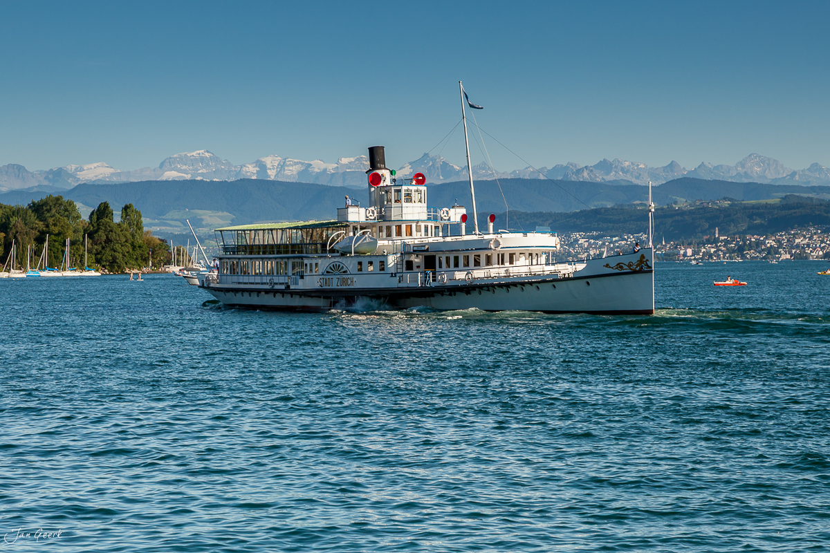 Dampfschiff auf dem Zürichsee mit Alpenpanorama im Hintergrund, Sommeraufnahme Zürich Schweiz – Jan Geerk Fotograf Basel