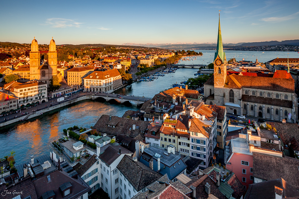 Zürich Altstadt mit Kirchtürmen, Limmat und Zürichsee bei Sonnenuntergang im Sommer, Schweiz – Jan Geerk Fotograf Basel