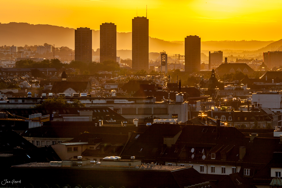 Zürich Skyline mit Hochhäusern bei Sonnenuntergang, Alpenblick im Hintergrund, Sommer Schweiz – Jan Geerk Fotograf Basel