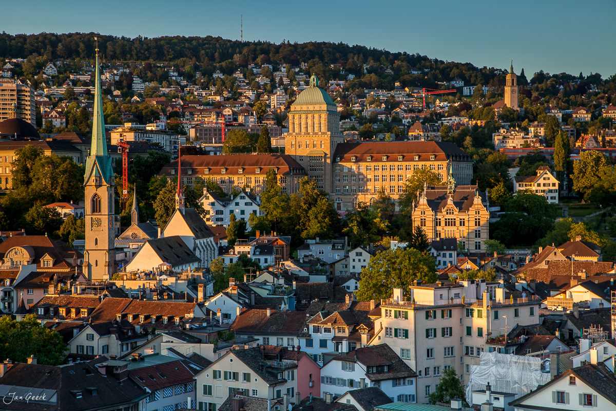 Zürich Altstadt mit Kirchtürmen und Kuppel in goldener Herbststimmung, Alpen im Hintergrund, Schweiz – Jan Geerk Fotograf Basel