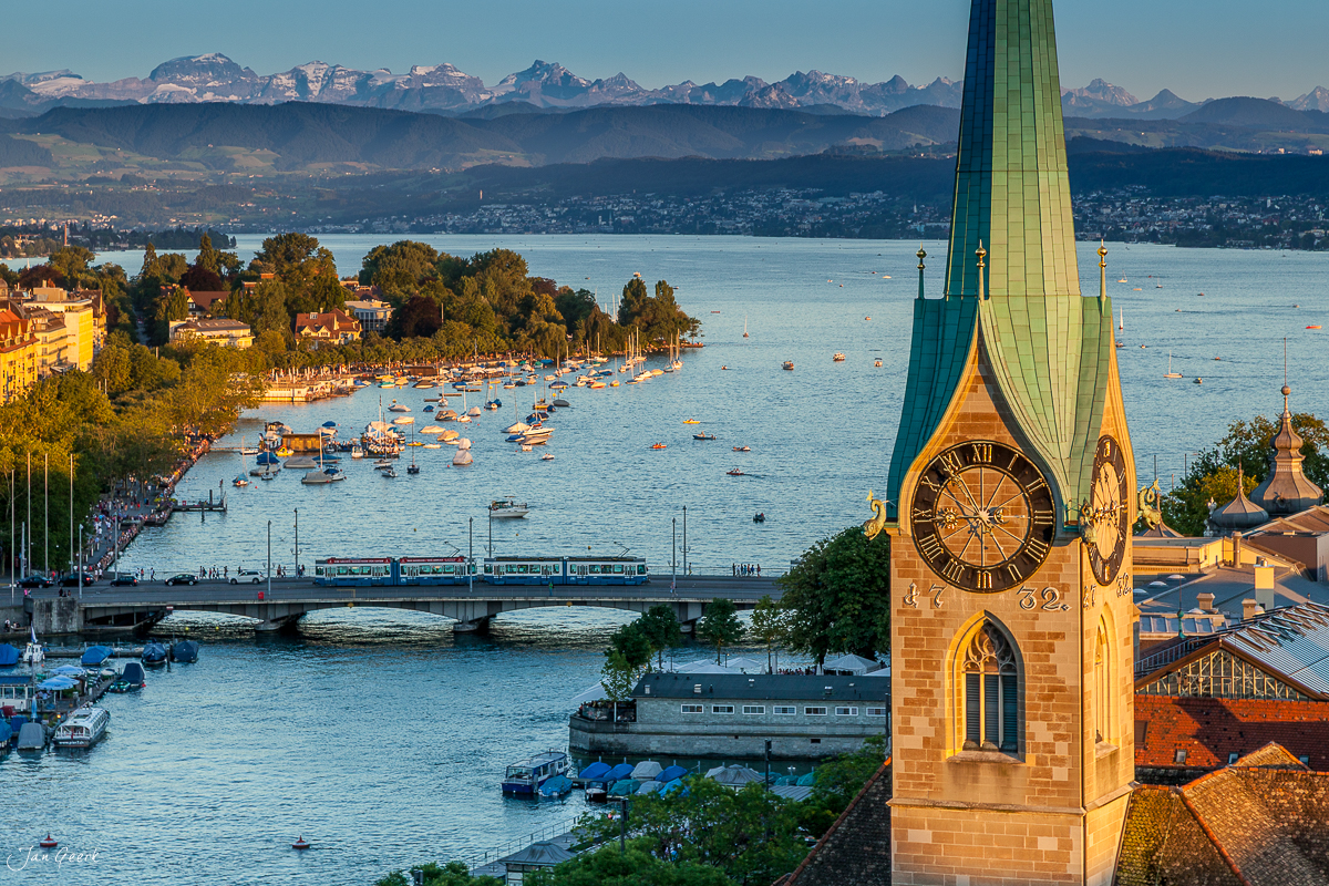 Uhr der Kirche mit Zürich See Alpensicht Sommerliche Lichtstimmung Schweiz Jan Geerk Fotograf Basel