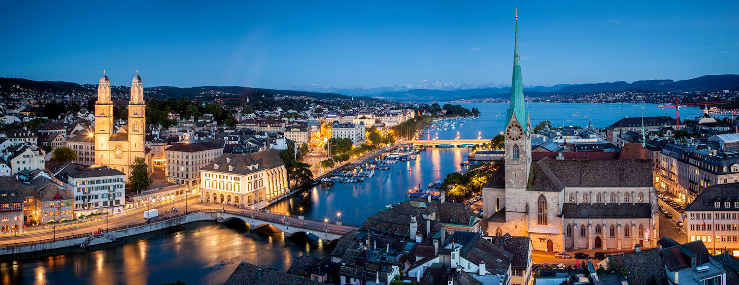 Zürich Altstadt mit Grossmünster und Fraumünster in Abendbeleuchtung, Limmat und Zürichsee, Schweiz – Jan Geerk Fotograf Basel