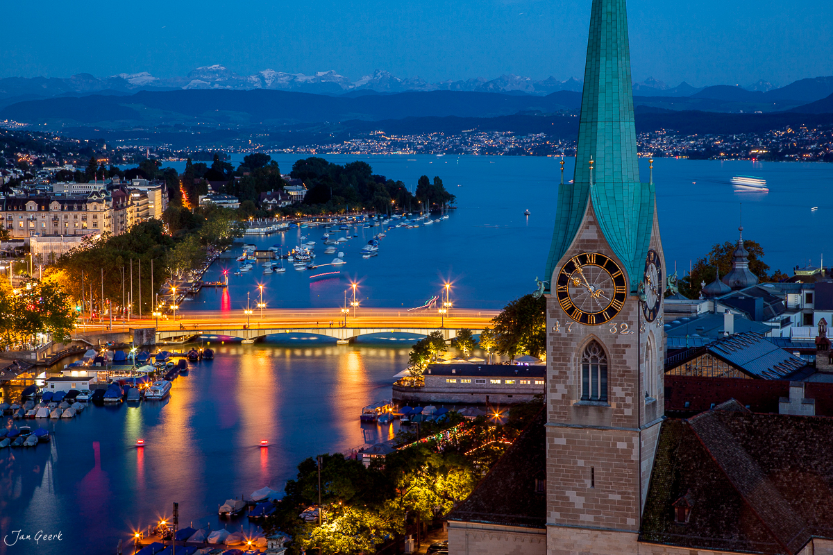 Zürich Kirche Altstadt See Brücke Alpen Sommerdämmerung Schweiz Jan Geerk Fotograf Basel