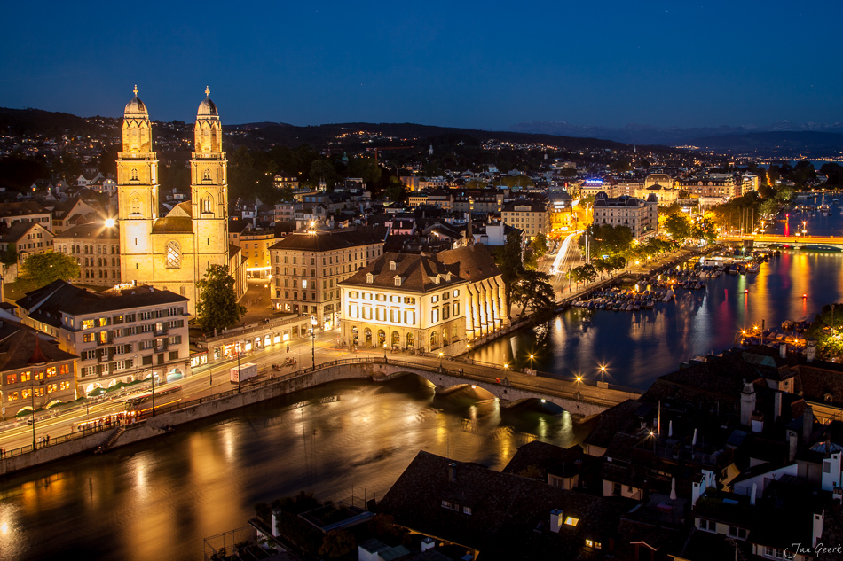 Grossmünster und Wasserkirche in Zürich zur blauen Stunde, beleuchtete Altstadt am See, Schweiz – Jan Geerk Fotograf Basel