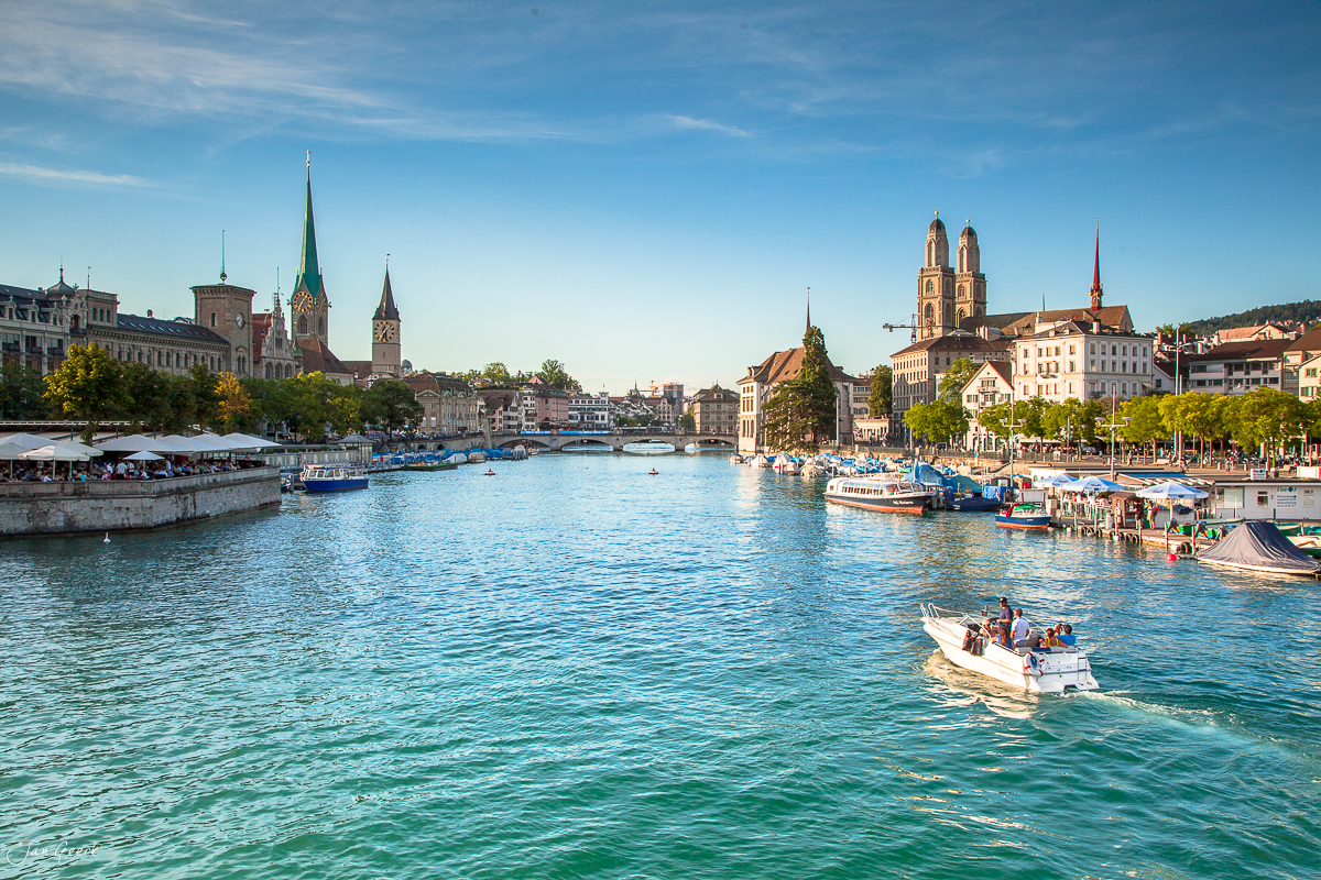 Limmat Altstadt Zürich Sommermorgen Blick Kirchen Boote Schweiz Jan Geerk Fotograf Basel