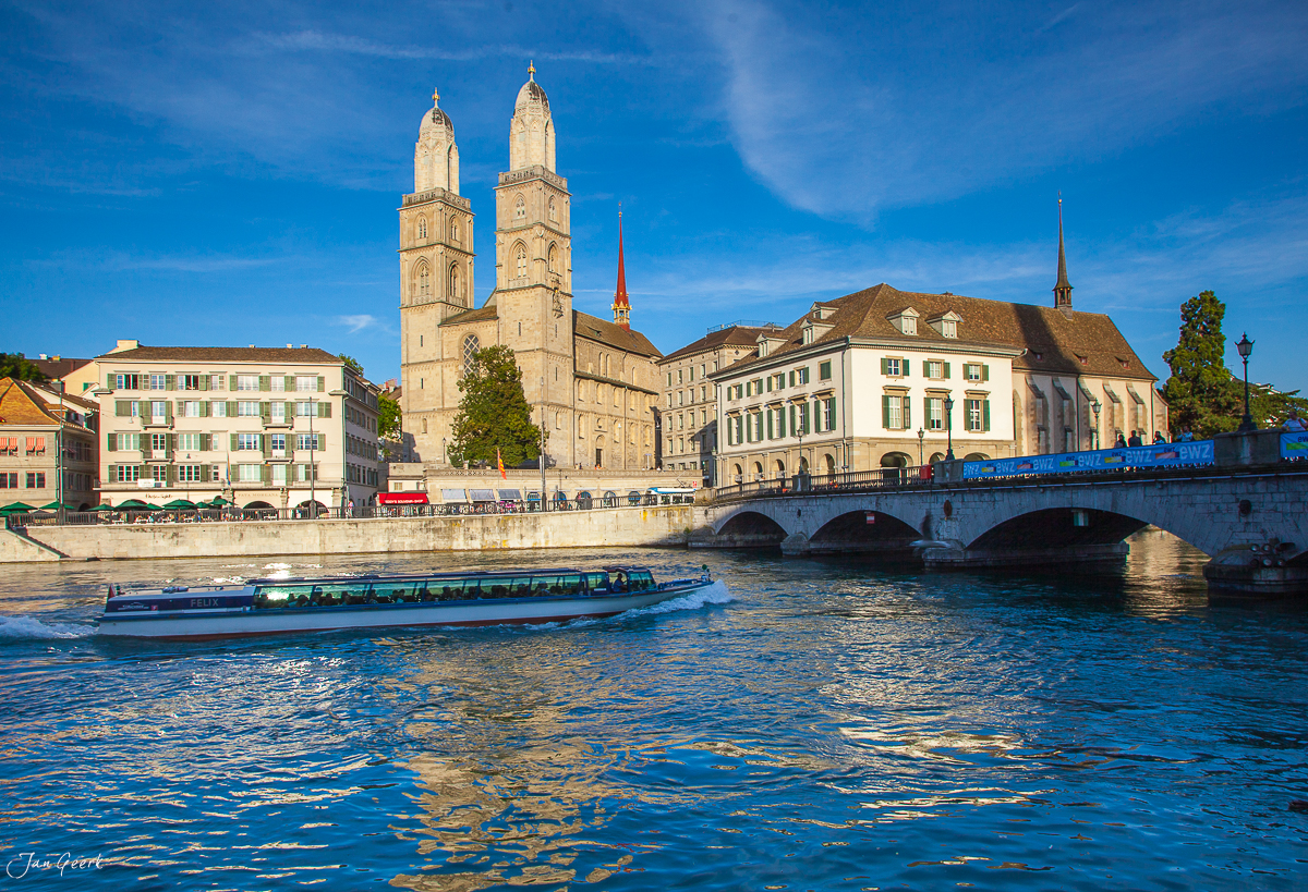 Grossmünster Zürich Altstadt Limmat Sommermorgen Schweiz Jan Geerk Fotograf Basel