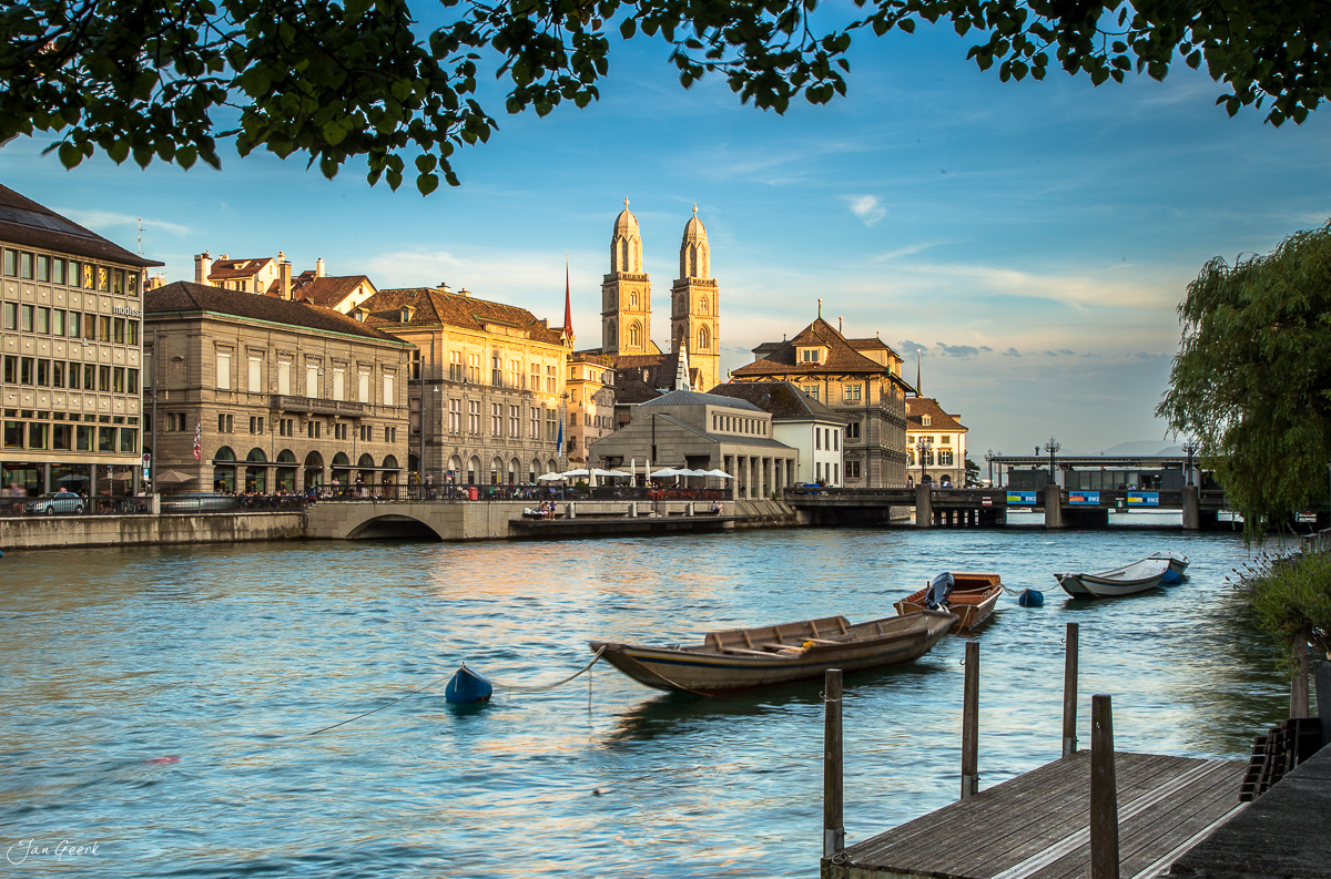 Zürich Altstadt mit Limmat und Booten Sommermorgen Schweiz Jan Geerk Fotograf Basel