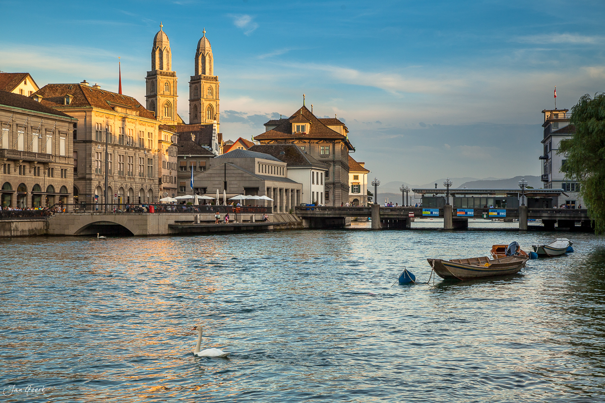 Altstadt Zürich mit Grossmünster Limmat Sommerlichtstimmung Schweiz Jan Geerk Fotograf Basel