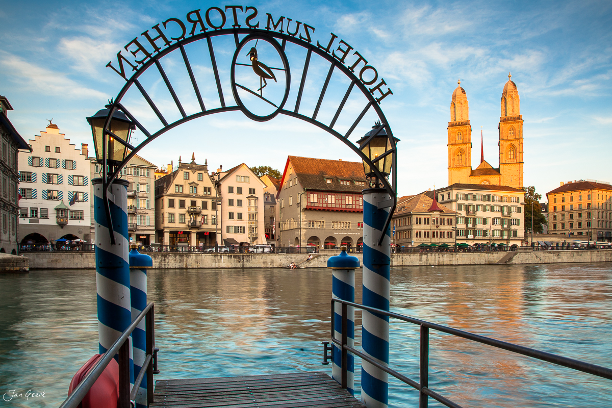 Münsterbrücke Zürich Altstadt Sommermorgen Zürich Schweiz Jan Geerk Fotograf Basel