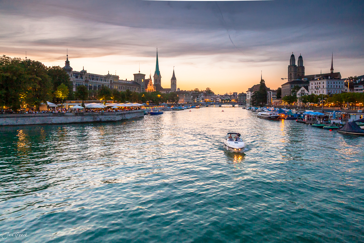 Limmat Altstadt Zürich Sonnenuntergang Blaue Stunde Schweiz Jan Geerk Fotograf Basel
