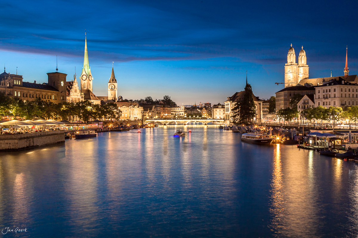 Zürich Altstadt Limmat Blaue Stunde Sommerabend Schweiz Jan Geerk Fotograf Basel