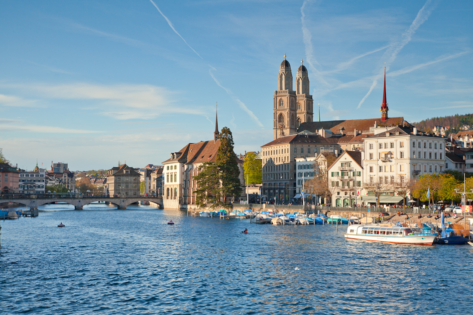 Zürich Limmat Grossmünster Herbst Sonnenschein Schweiz – Jan Geerk Fotograf Basel