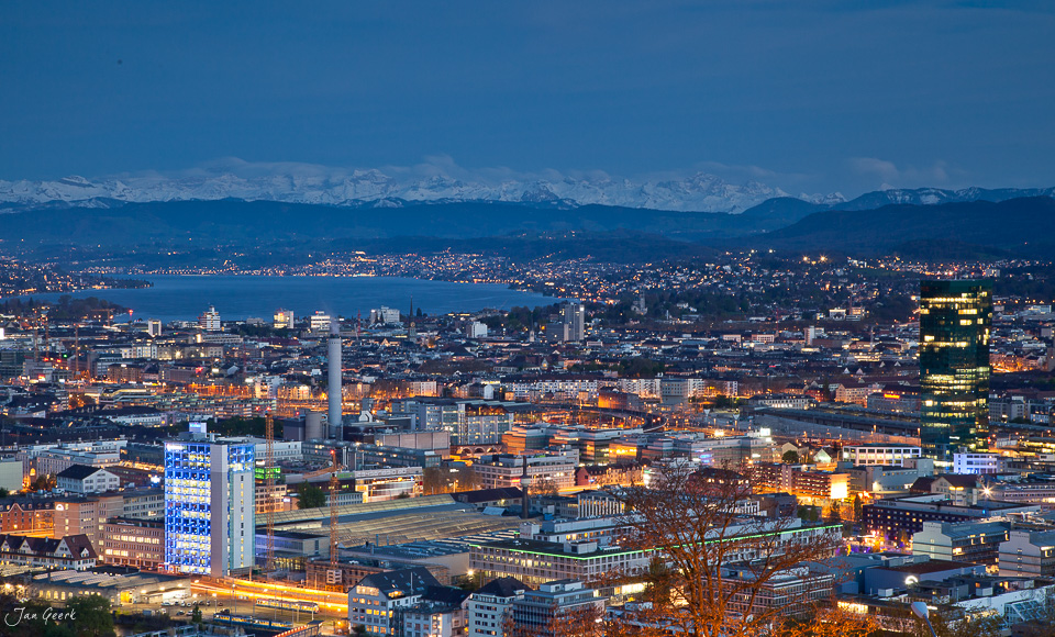 Zürich Skyline Blaue Stunde Nacht Zürichsee Alpen Schweiz Jan Geerk Fotograf Basel