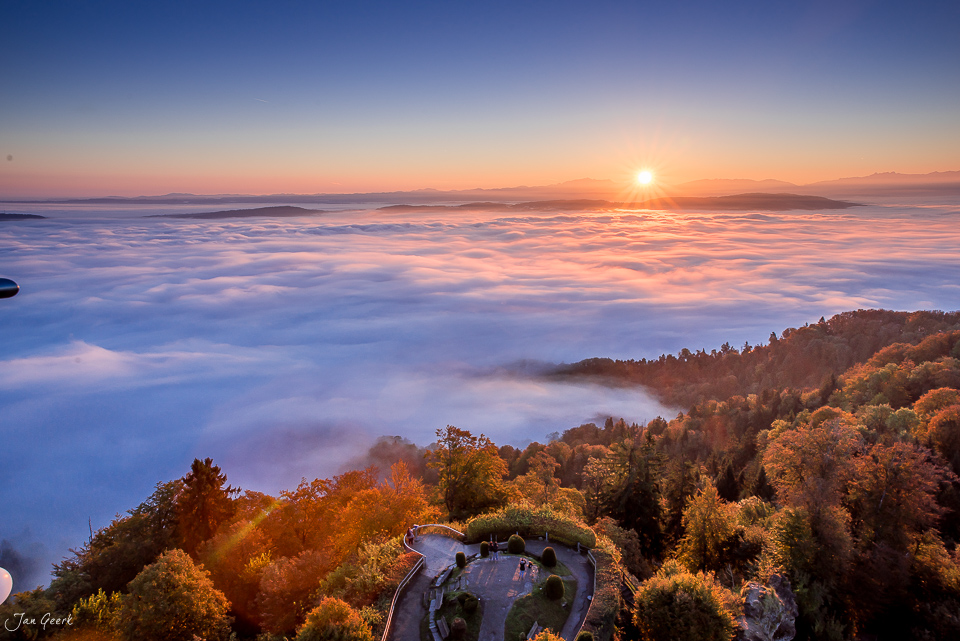 Herbstliche Wälder am Uetliberg mit Nebelmeer und Sonnenaufgang über den Alpen, Zürich Schweiz – Jan Geerk Fotograf Basel
