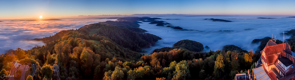 Nebelmeer über Uetliberg mit Herbstfarben, Alpen im Hintergrund, Sonnenaufgang Zürich Schweiz – Jan Geerk Fotograf Basel