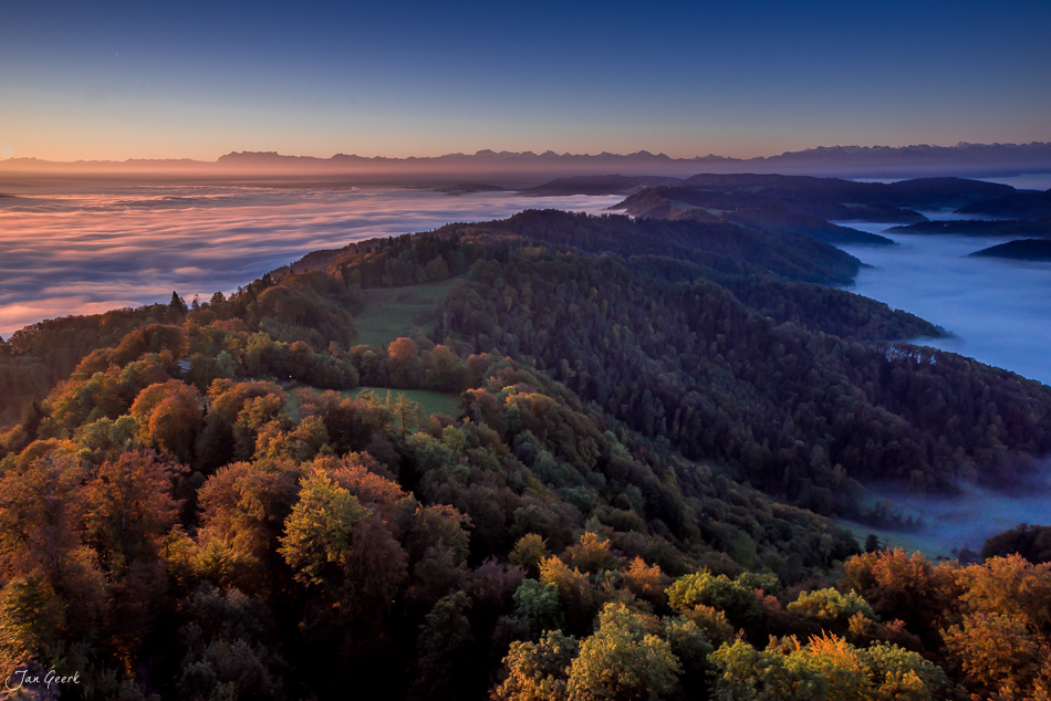 Herbstliche Wälder und Nebelmeer auf dem Uetliberg bei Zürich in der Schweiz – Fotografie von Jan Geerk Basel