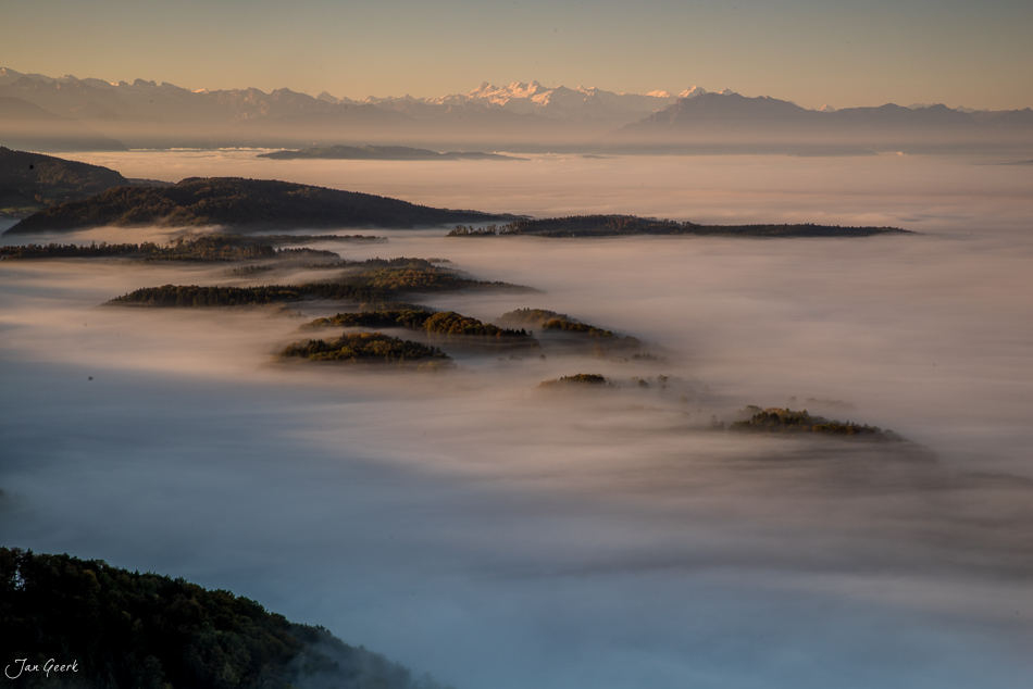 Herbstliches Nebelmeer über dem Uetliberg mit Alpenpanorama bei Sonnenaufgang Zürich Schweiz – Jan Geerk Fotograf Basel
