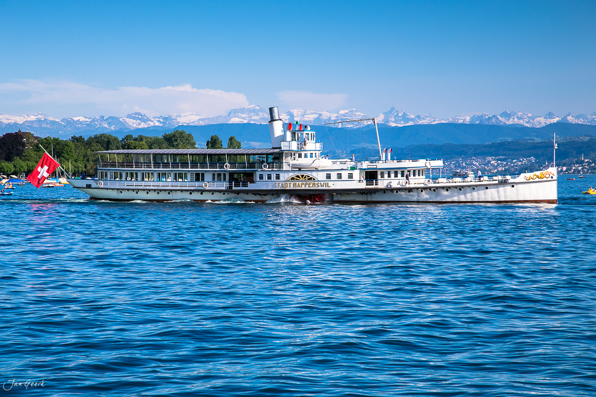 Dampfschiff Stadt Rapperswil auf dem Zürichsee mit Alpenkulisse Zürich Sommer Schweiz Jan Geerk Fotograf Basel