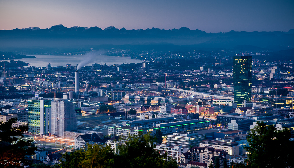 Zürich Stadtansicht Blaue Stunde mit Zürichsee und Alpen Schweiz Jan Geerk Fotograf Basel