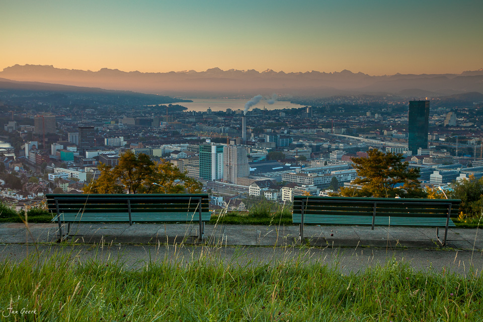 Zwei Parkbänke Ausblick Zürich Sonnenaufgang Herbst Schweiz Jan Geerk Fotograf Basel