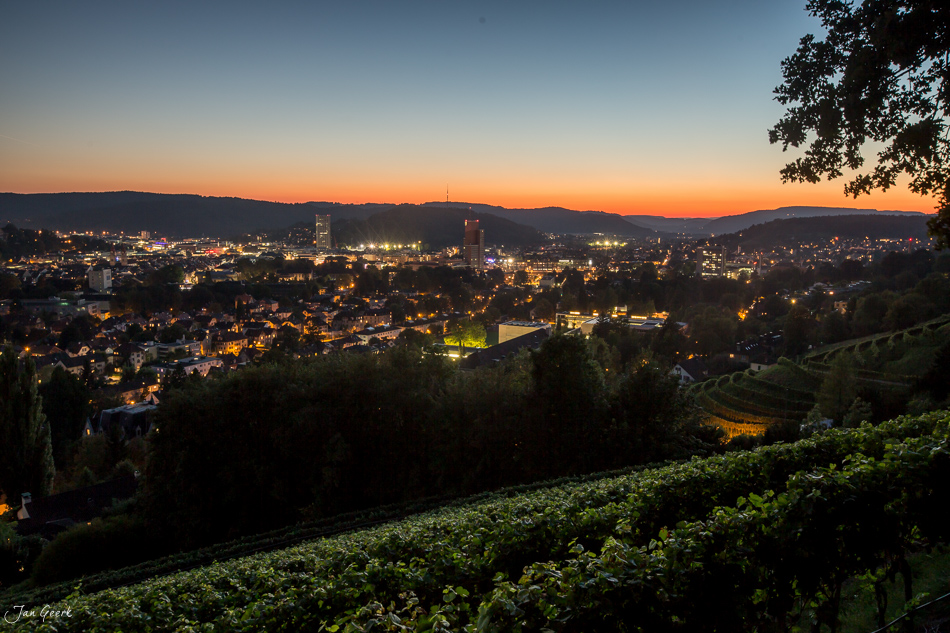 Stadtansicht Winterthur bei Sonnenuntergang mit Rebhängen im Vordergrund, Schweiz – Jan Geerk Fotograf Basel